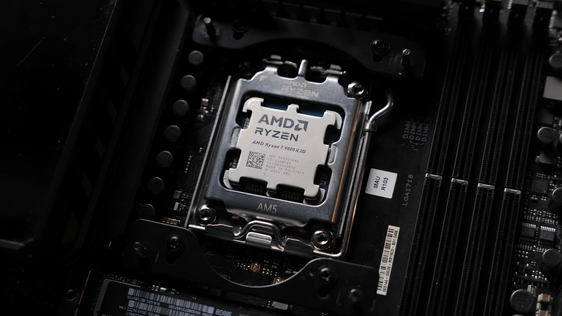 Процессор AMD Ryzen 7 9800X3D в разъеме Socket AM5